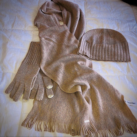 Calvin Klein Accessories - Brand New Calvin Klein Set- 🧤🧣 👒